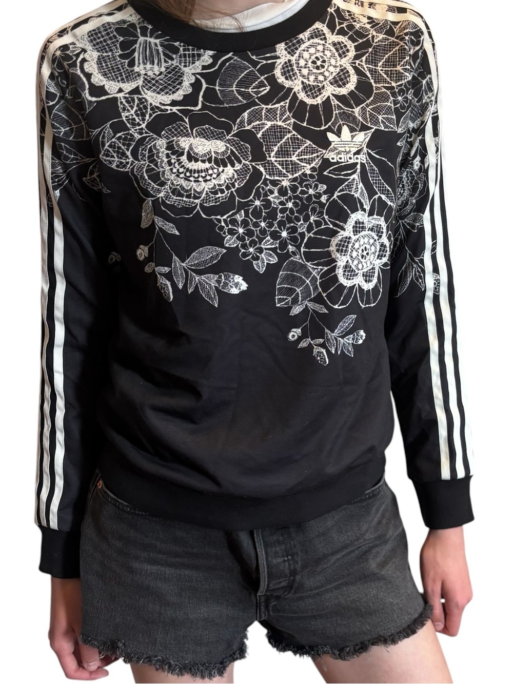 Iconic!
Adidas X Farm Rio crew neck
Lace floral print 
Long sleeves
S
